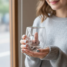 Lade das Bild in den Galerie-Viewer, MiauGlas Tasse - Handschonend, stilvoll, katzenlieb
