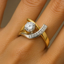 Lade das Bild in den Galerie-Viewer, Vintage-Ring – Gold-Silber mit Zirkonia-Glanz
