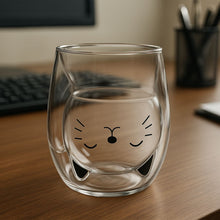 Lade das Bild in den Galerie-Viewer, MiauGlas Tasse - Handschonend, stilvoll, katzenlieb
